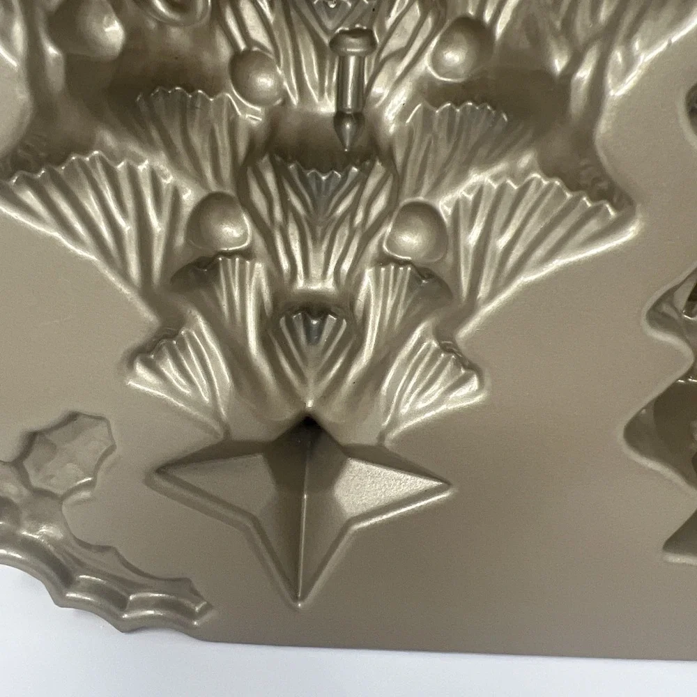 Nordic Ware 3D Christmas Tree Cake Pan Mold‎ Made In USA Cast Aluminum Clean